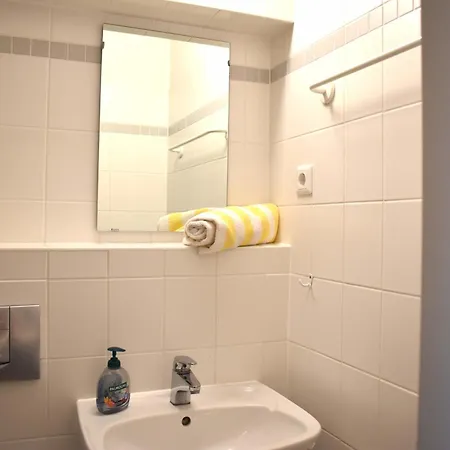 Apartment Resi F8 *